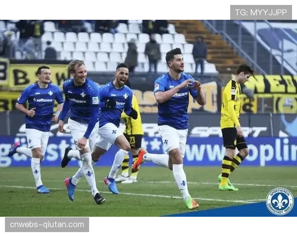 达姆施塔特球员在比赛第85分钟因拖延时间领到黄牌引发主场球迷掌声 达姆施塔特球员在比赛第85分钟因拖延时间领到黄牌引发主场球迷掌声