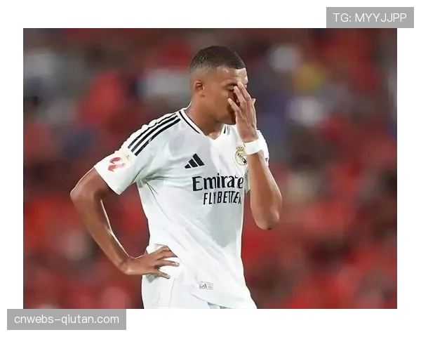 镜头捕捉:姆巴佩进球后跑向替补席,与即将离任的恩里克紧紧相拥 镜头捕捉:姆巴佩进球后跑向替补席,与即将离任的恩里克紧紧相拥